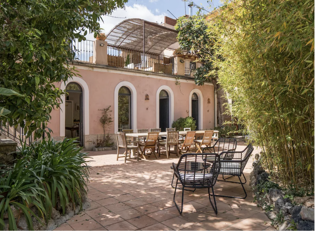 Outdoor lounge setting